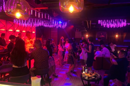 Tiệc giao lưu lớp xưa